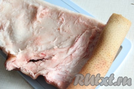 Сало вымыть под проточной водой, а затем обсушить бумажным полотенцем. Я использовала не толстое сало, толщиной примерно 1 см.