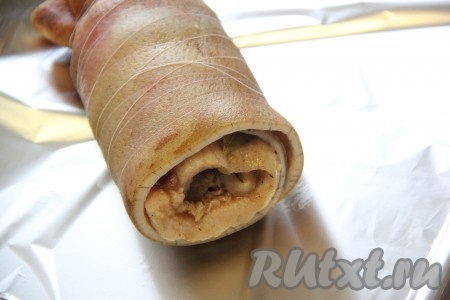  Выложить рулет на фольгу.