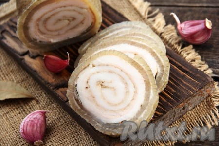 Вот такой красивый, аппетитный и ароматный рулет из сала, приготовленный в мультиварке, получился. Поверьте на слово, он просто тает во рту. По желанию можно снять с рулета шкурку.
