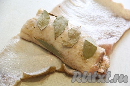  Выложить рулет на шкурку.