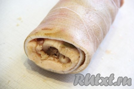 Завернуть рулет в шкурку. Перевязать рулет ниткой.