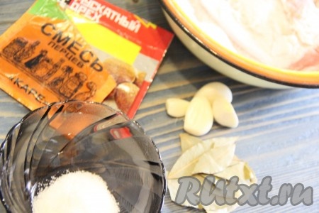 Чеснок очистить. Приготовить специи.