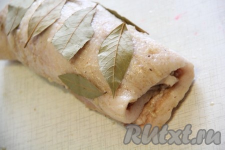 Обложить рулет из сала лавровым листом.