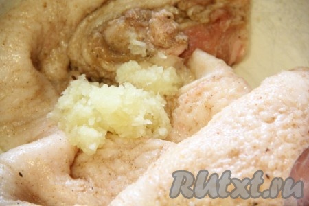 Чеснок добавить к салу и хорошо втереть его в сало.

