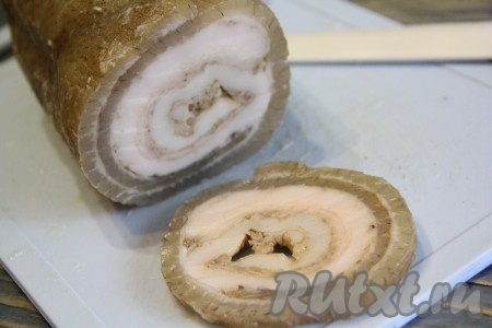 Нарезать рулет на кусочки.