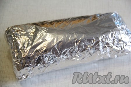  Завернуть рулет из сала в 2-3 слоя фольги. 