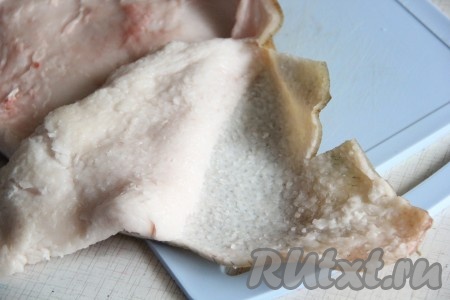 Снять шкурку с сала. Если шкурка не снимается легко, подрезайте её острым ножом у основания сала.