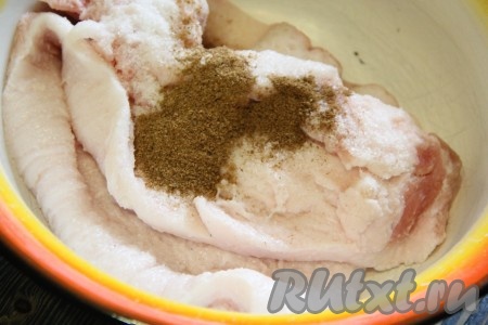 Сало поместить в глубокую миску, всыпать мускатный орех, смесь перцев и соль. Хорошо втереть специи в сало.