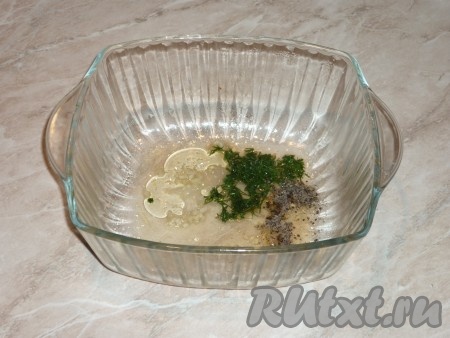 Сок, который будет выделяться при разрезании жареного перца, нужно сохранить. Слить сок в миску, добавить соль, чёрный молотый перец, 1 чайную ложку растительного масла, лимонный сок, выдавленный через пресс чеснок и мелко нарезанный укроп, хорошо перемешать получившийся соус.&nbsp;
