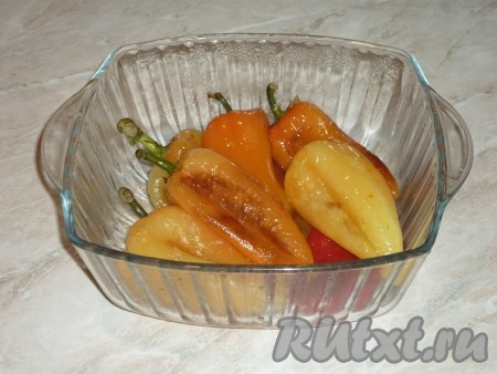 Очистить болгарский перец от шкурки (плёнки, покрывающей его сверху).&nbsp;
