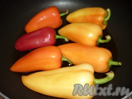 Налить растительное масло в сковороду так, чтобы было покрыто всё дно. Разогреть его и выложить перец. Сразу же накрыть крышкой, чтобы брызги не разлетелись по всей кухне.&nbsp;
