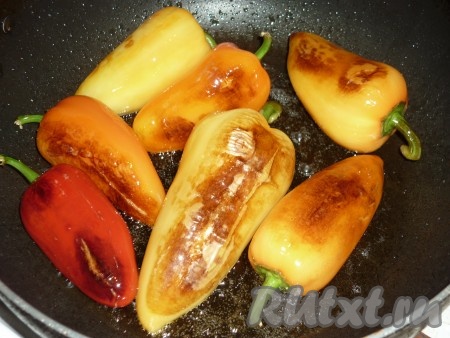 Жарить перец на среднем огне по 2-3 минуты с каждой стороны. 