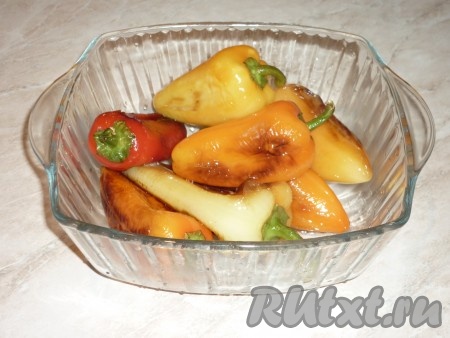 Обжаренные перцы переложить в ёмкость и накрыть крышкой, дать немного остыть.