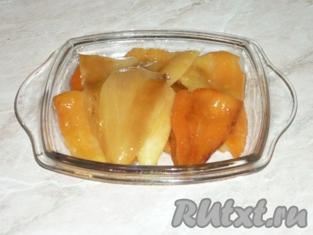 Разрезать пополам, очистить от семян. 