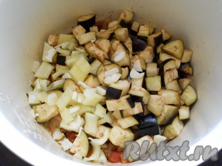 По истечении времени отжатые от жидкости баклажаны, нарезанный соломкой болгарский перец и измельченный чеснок добавить в чашу мультиварки к свинине и овощам.
