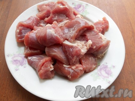 Свинину нарезать средними кусочками.