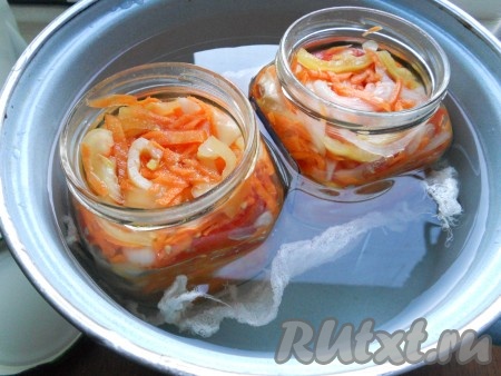 Банки поместить в большую кастрюлю (на дно выложить полотенце или марлю, сложенную втрое). Налить воду комнатной температуры, чтобы она доходила до плечиков банок.