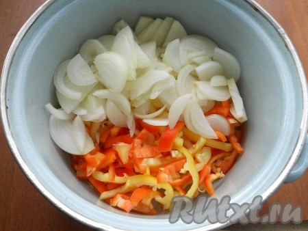 Сладкий перец (лучше использовать разных цветов) очистить от семян и нарезать соломкой. Добавить нарезанный полукольцами репчатый лук.
