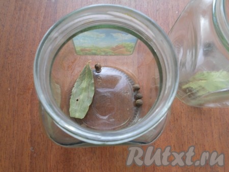 Банки и крышки простерилизовать. На дно каждой банки поместить по лавровому листику и по несколько горошин душистого перца.&nbsp;