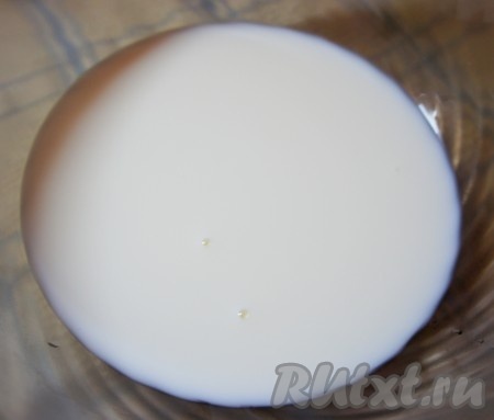 Налить молоко в предварительно сполоснутую горячей водой ёмкость для взбивания.