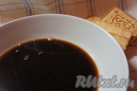 В кофе добавить щепотку ванилина, коньяк. Перемешать.