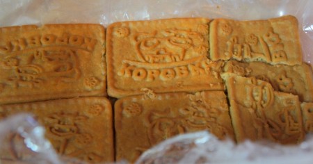 Печенье быстро обмакнуть в кофе и выложить на прямоугольное блюдо (я использовала пластиковый контейнер, предваительно застеленный пищевой плёнкой).