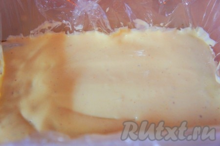 Сверху печенья выложить половину крема, разровнять.