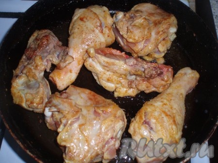 На другой сковороде обжарить кусочки курицы на растительном масле со всех сторон до золотистого цвета на среднем огне.