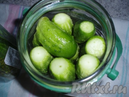 &nbsp;Плотно уложить в банки огурцы.