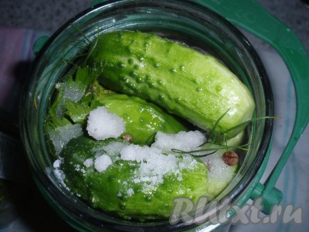 В каждую банку всыпать соль, сахар, влить уксус. Добавить перец.