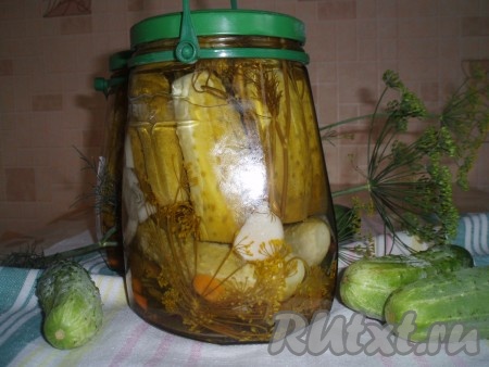 Банки закатать и перевернуть. Огурцы, маринованные по-польски, получаются вкусными, кисло-сладкими.
