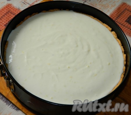 На почти готовый пирог выливаем заливку и оставляем в духовке ещё минут на 10-15.
