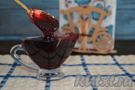 На этом фото конфитюр из ежевики еще теплый и уже видно, что густой. Утром, перевернув соусник, стало понятно, что он даже не собирался пошевелиться.
