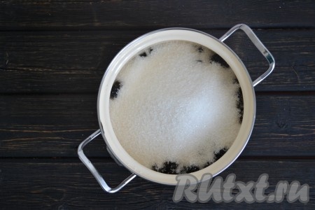 Ежевику перебираем, убирая зеленые и поврежденные ягоды. Затем ежевику выкладываем в дуршлаг и моем под проточной водой, вся вода сразу же уходит. Засыпаем ягоды сахаром.&nbsp;
