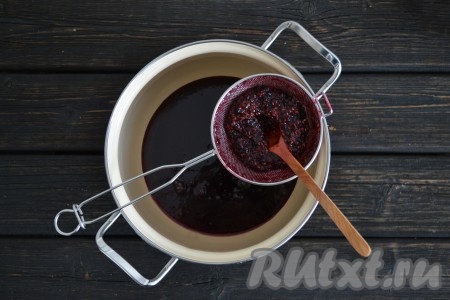 С помощью мелкого ситечка перетираем ягоды, убирая косточки. Отходов будет немного. Кастрюлю снова отправляем на огонь и, продолжая периодически помешивать, увариваем конфитюр на небольшом огне, примерно 40-45 минут.&nbsp;
