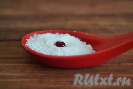 Когда жидкость уменьшится в объеме, а на стенках начнет образовываться слой варенья, нужно проверить - готов ли конфитюр из ежевики для закатывания. Для этого нужно смочить ложку в конфитюре и капнуть на сахар - если капля останется на поверхности, не уйдет во внутрь, значит конфитюр готов, можно закатывать.
