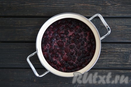И ставим кастрюлю на небольшой огонь. Помешивая, ждем, когда ежевика начнет пускать сок, а сахар таять. Когда жидкости станет больше, можно помешивать реже. Образующуюся пенку снимаем. Продолжаем варить, пока ягоды не станут мягкими (у меня это заняло 30 минут).
