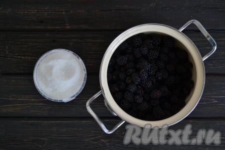 Подготовим необходимые ингредиенты для приготовления конфитюра из ежевики. 