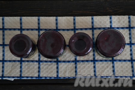 Выкладываем горячий конфитюр по подготовленным чистым простерилизованным баночкам, закатываем прокипяченными крышками, переворачиваем вверх дном, тепло укутываем и оставляем до полного остывания.
