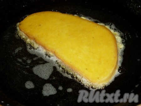 В сковороду налить растительное масло так, чтобы оно покрывало дно и разогреть его, затем выложить кусочки хлеба, которые мы предварительно обмакнули в яйцо. Жарить гренки на среднем огне примерно по 2 минуты с каждой стороны. 