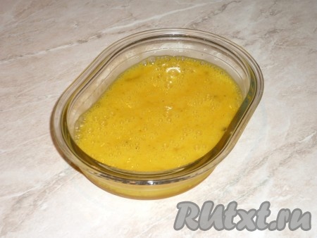 Взбить яйца вилкой или венчиком до однородности. 