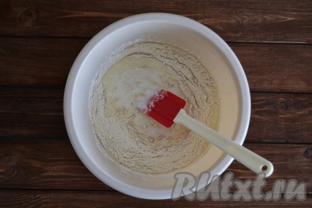Перемешиваем, накрываем и оставляем опару в теплом месте на 20 минут для подхода (на поверхности опары должна появиться пышная шапочка).
