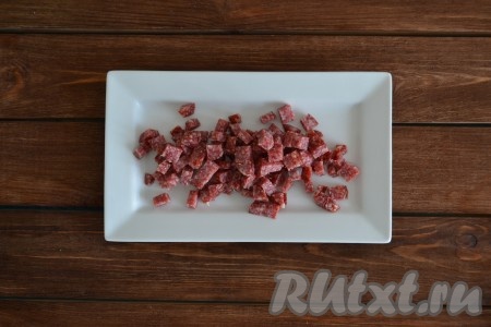Колбасу нарезаем небольшими кубиками.
