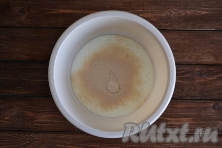 Кефир должен быть комнатной температуры. Всыпаем в кефир сахар, дрожжи и 2 столовые ложки муки.&nbsp;
