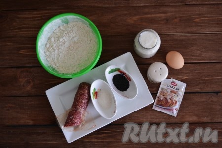 Подготовим все необходимые ингредиенты для приготовления хлеба на кефире на дрожжах.
