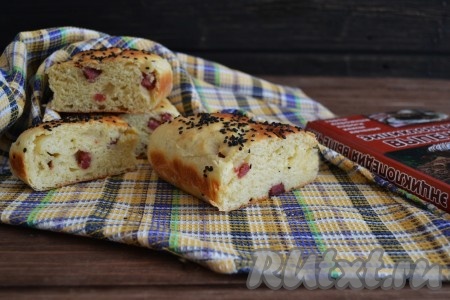 После остывания нарезаем на порционные кусочки. Белый хлеб на кефире на дрожжах получается мягким, воздушным и очень вкусным, а уж с добавками можно экспериментировать снова и снова.
