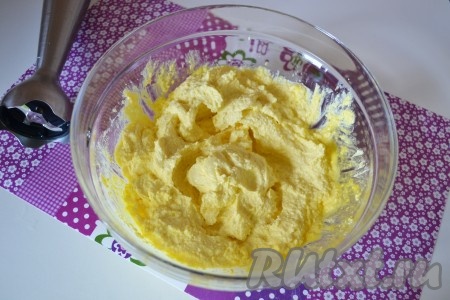 Всю массу тщательно пробиваем погружным блендером. Сахар должен полностью растаять, а творожная масса - стать однородной.
