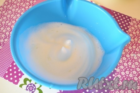 Куриные белки взбиваем с щепоткой соли в густую пену.
