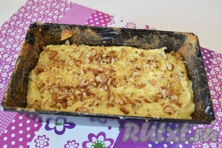 Форму для запекания смазываем сливочным маслом, обсыпаем панировочными сухарями и выкладываем получившуюся творожную массу. Верх будущей запеканки, по желанию, посыпаем толчеными грецкими орехами, ставим в духовку, разогретую до 180 градусов, на 40-45 минут.
