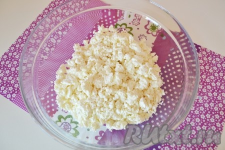 Изюм заливаем кипятком и оставляем на 5 минут, затем воду сливаем, а изюм выкладываем на салфетку, чтобы ушла лишняя жидкость. Для приготовления такой запеканки я использую домашний творог. Можно купить и магазинный, но тогда лучше выбирать пожирнее.
